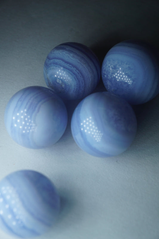 sphère de cristal d'agate bleue en dentelle