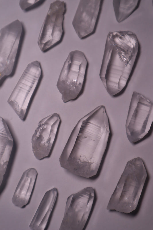 pointe brute de graine de quartz Lémurien clair