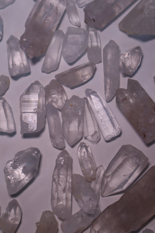 pointe brute de graine de quartz Lémurien clair